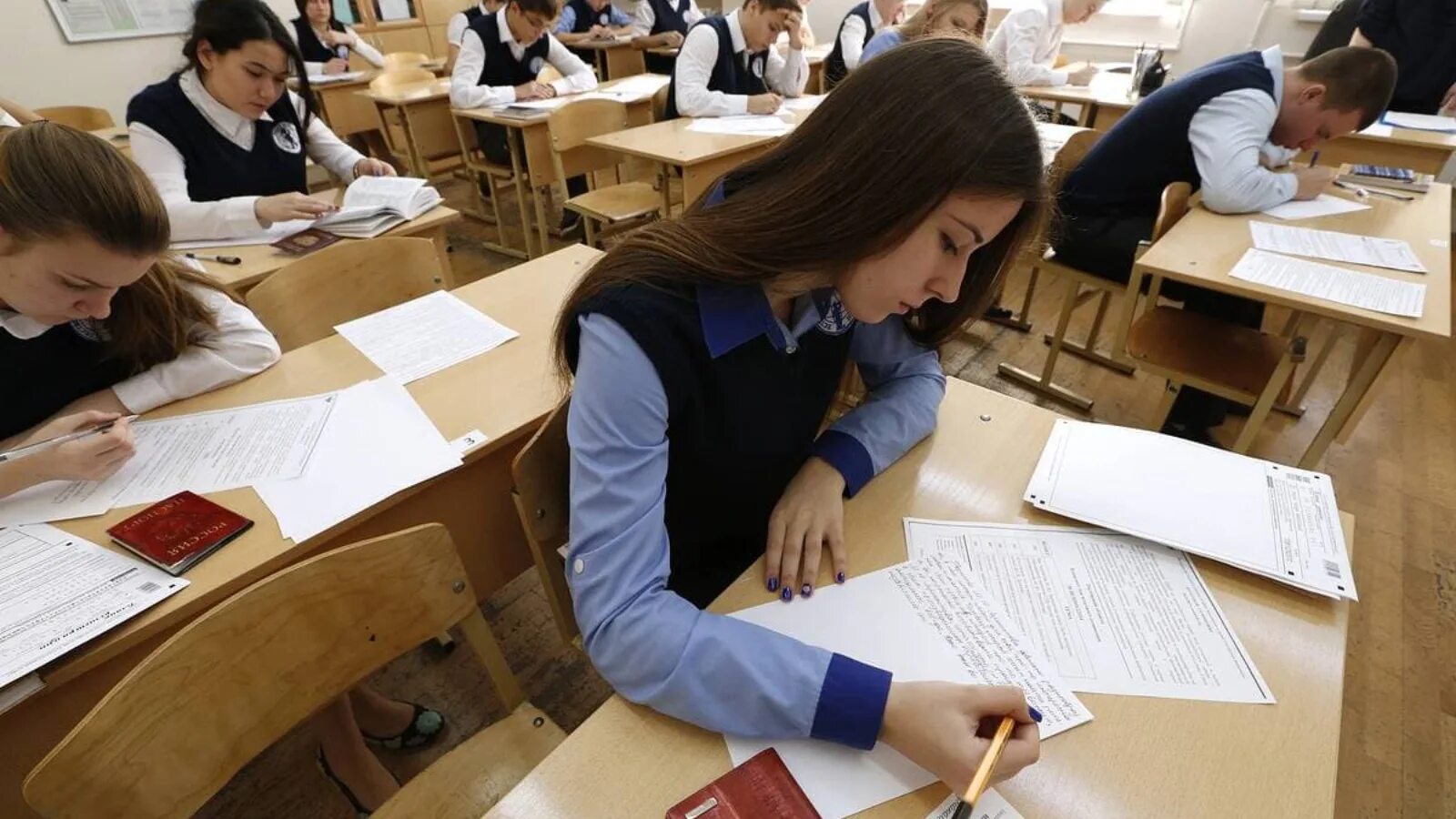 Есть ли 11 класс в школе. Экзамен в школе. школьники в школе экзамены. огэ школьники. выпускной экзамен в школе.