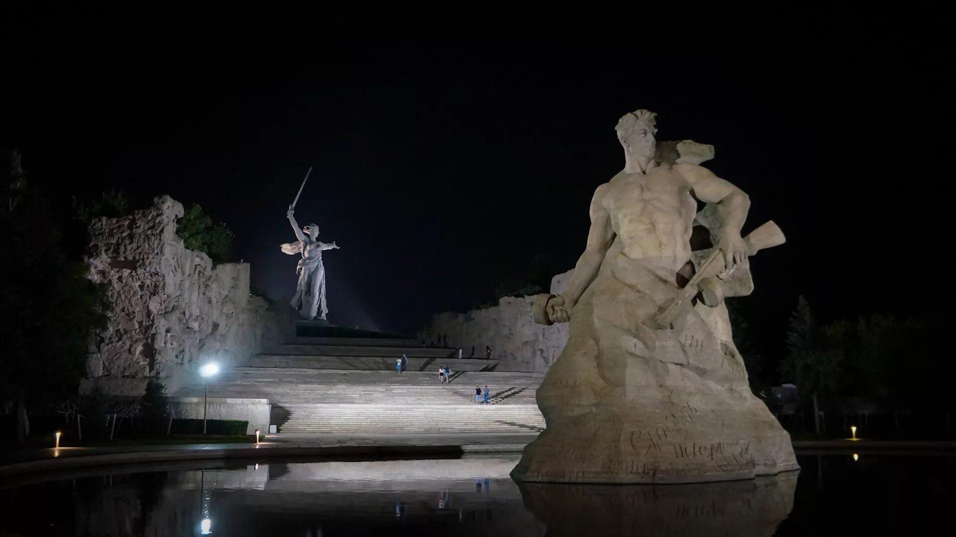 Мамаев Курган Волгоград. Мемориал Мамаев Курган. Вечерний Мамаев Курган Волгоград. Волгоград набережная Мамаев Курган.