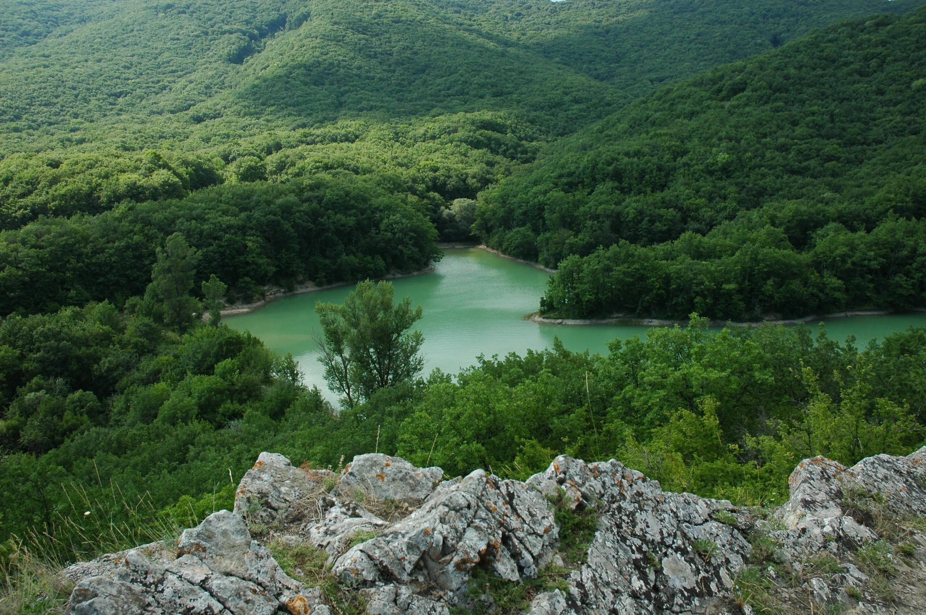 Крымские реки и озера. Озеро ворон Судак. Горное озеро ворон в Крыму. Бирюзовое озеро Крым Бахчисарайский. Озеро Кастель в Крыму.