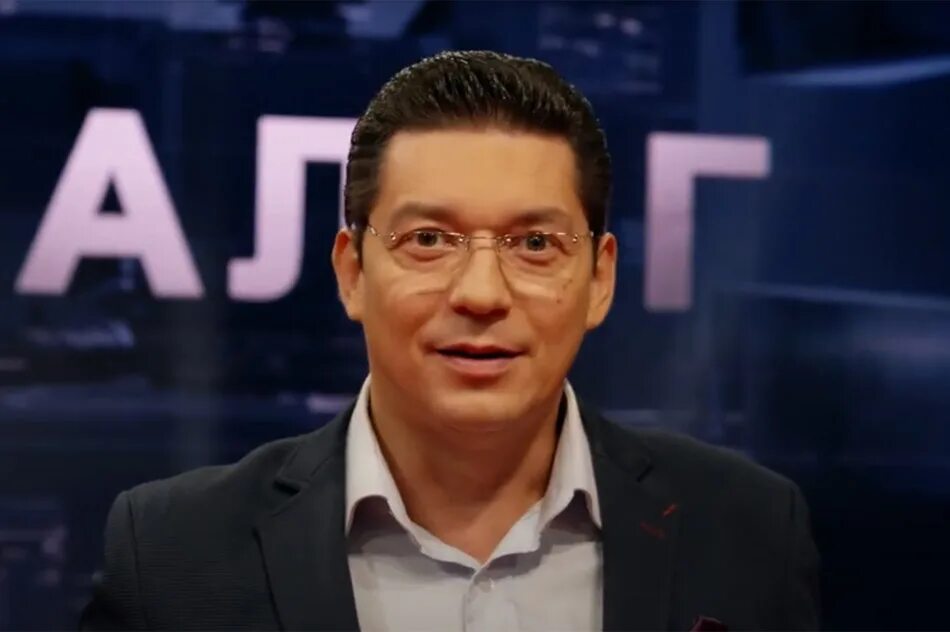 Артур арчи. Ведущий артур цветков. Диктор за столом. Юлиан ведущий канал культура. Иван ургант фото.