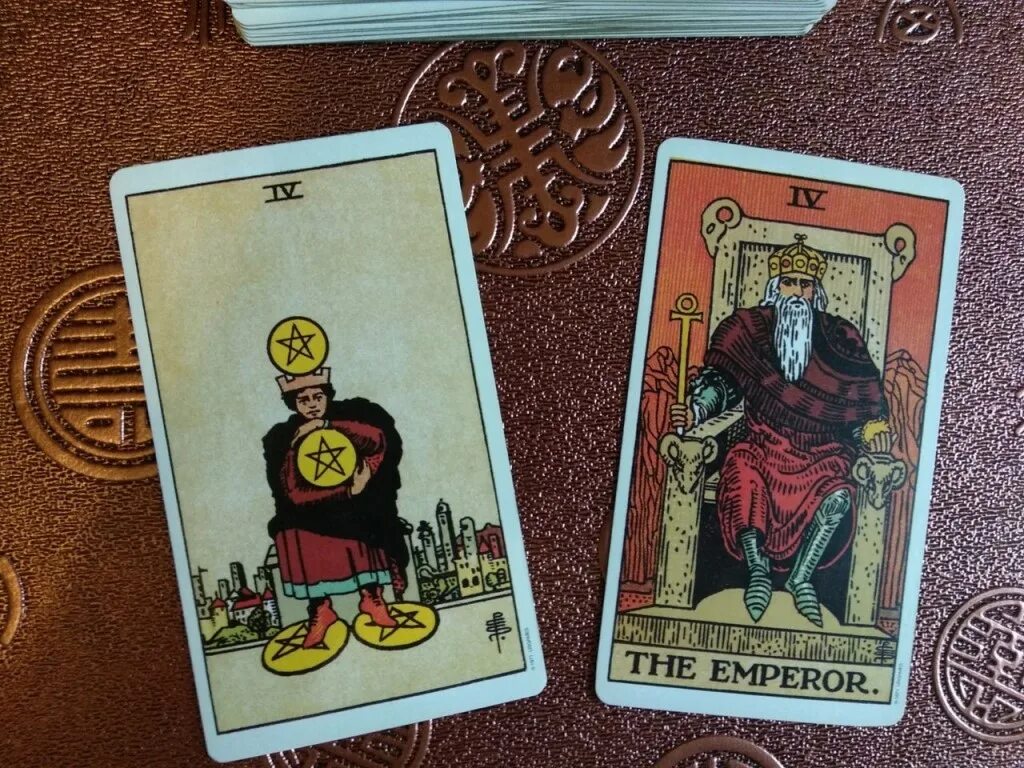 4 пентаклей и император. 4 пентаклей и император. император таро сочетание. четверка пентаклей таро райдера уэйта. 4 пентаклей в отношениях.