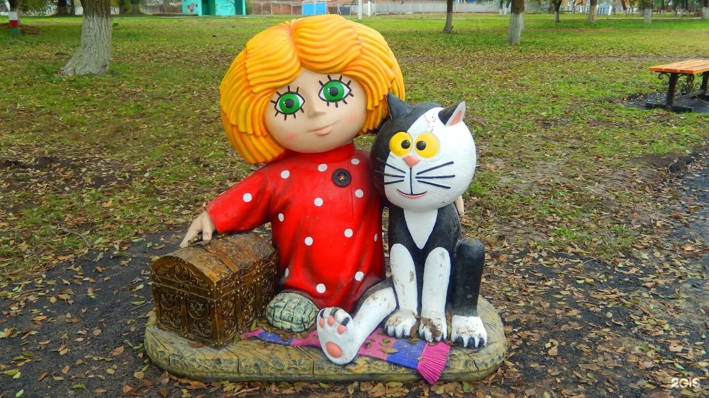 ногинск парк аллея персонажей. аллея сказок в кузьминках. фигура садовая «гном лесной». садовая фигурка - гном. фигуры сказочных героев.