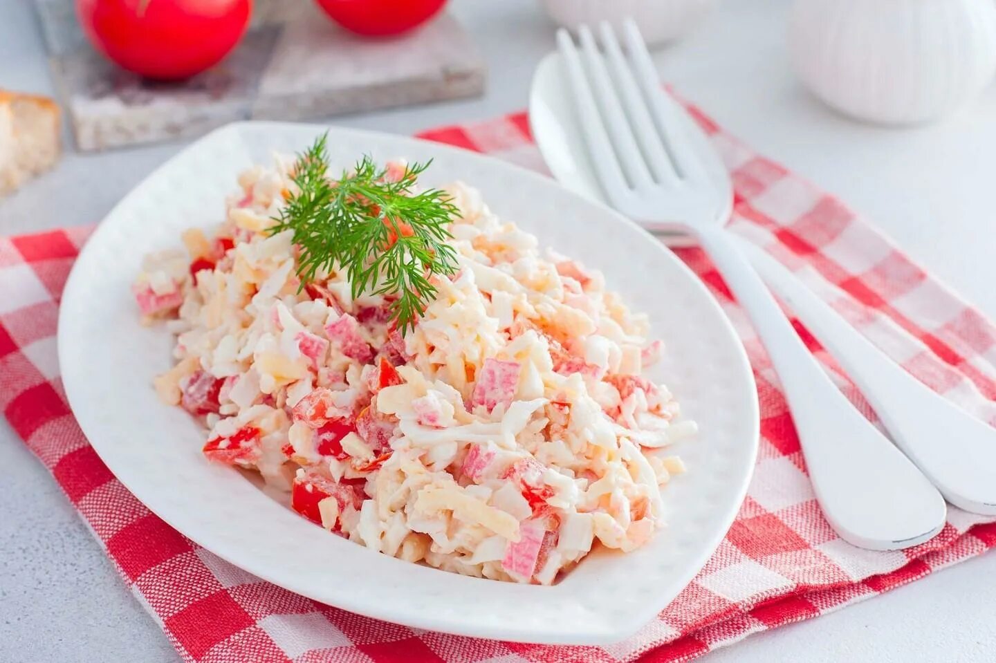 Салат с крабовыми палочками сверху. Кухня наизнанку рецепты с крабовыми. Необычная подача крабового салата. Французский крабовые салат. Кухня наизнанку рецепты с крабовыми.