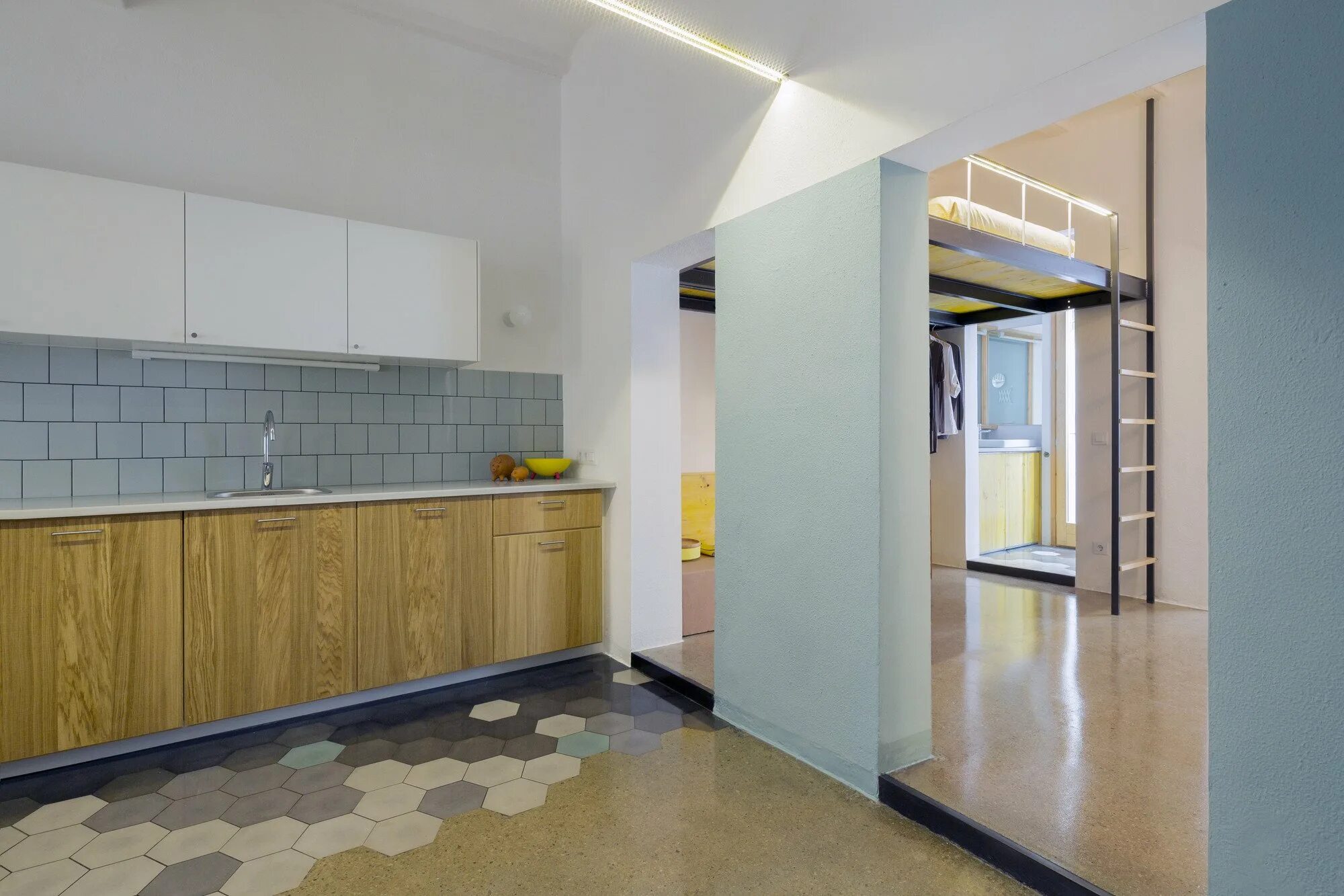 Плитка и ламинат в гостиной. Сочетание плитки и ламината. Зонирование кухни и гостиной плитка ламинат. Комбинированный пол в кухне-гостиной. Линолеум в интерьере квартиры.