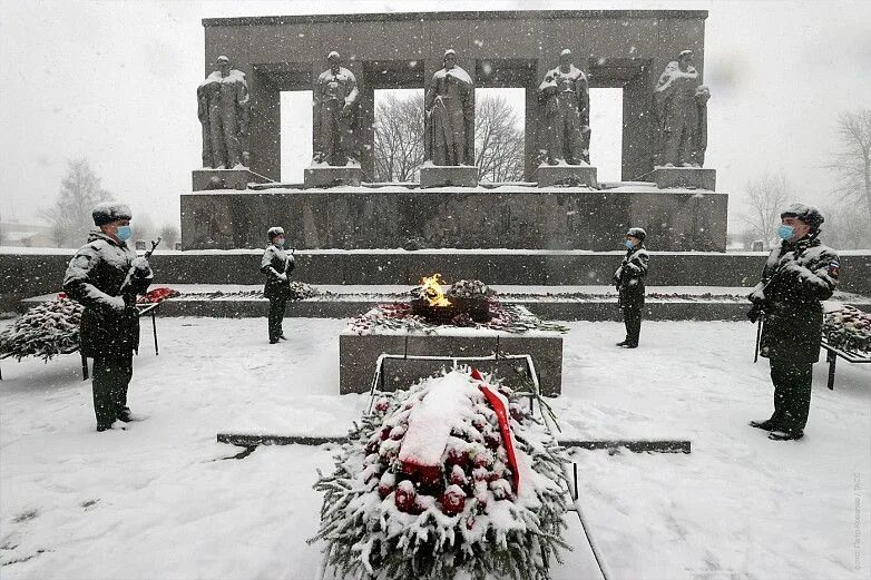 Пискаревское кладбище блокада Ленинграда. Пискарёвское кладбище в Ленинграде. Памятники блокады Ленинграда Пискарёвское кладбище. Мемориал на Пискаревском кладбище в Петербурге блокада. Блокада 2019 год