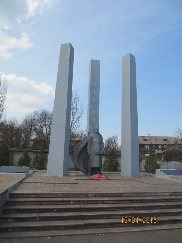 Город металлургов великой отечественной войны. Парк Победы Алчевск. Памятник Су 100 Алчевск. Монумент Алчевск. Луганская область г. Алчевск парк Победы.