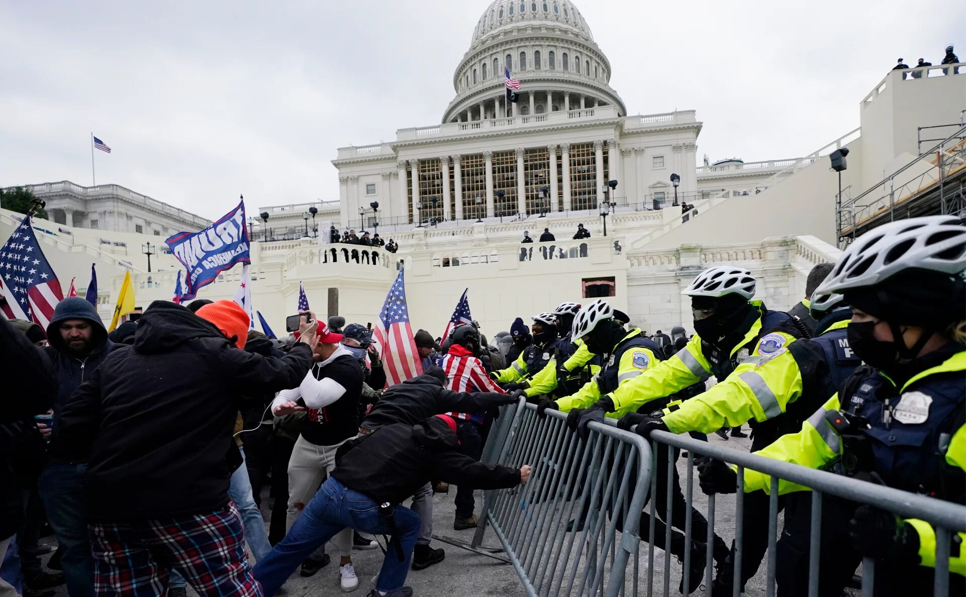 Митинг беспорядки. Штурм Капитолия в США 2021. Штурм Капитолия в Вашингтоне 2021. Штурм Капитолия 6 января 2021. Штурм Капитолия в Вашингтоне.