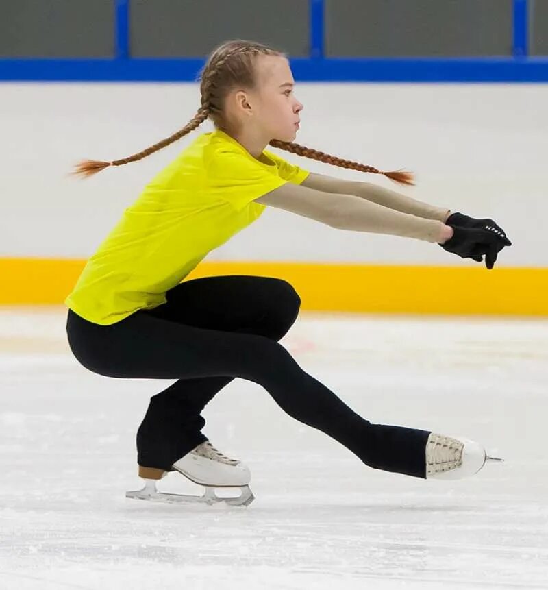 Ковальчук фигурное катание. Фигуристы и хоккеисты. Фигуристка и хоккеист на льду. Ледовой арене подарили автобус южноуральск. Хоккеисты и фигуристы на льду.