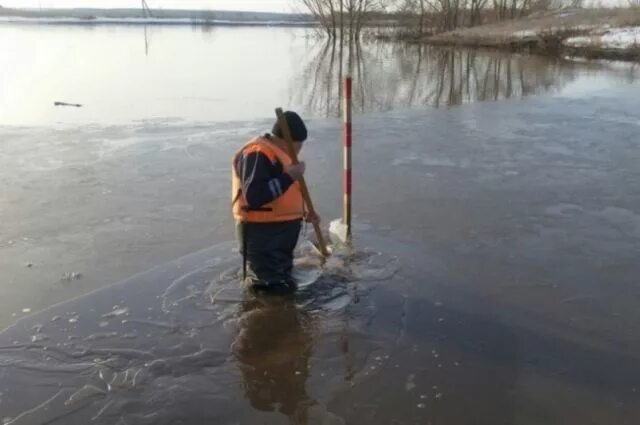 Женщины в болотниках в половодье. Костюм половодья. Подъем уровня воды из-за таяния снегов. Потоп вброд босиком. Мчс уровень воды