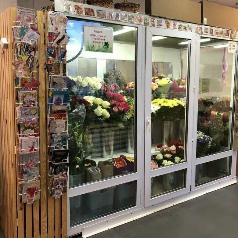 Хол камер. Холодильная камера для цветов. Холодильная витрина для цветов. Витрины для цветов охлаждаемые. Холодильная камера для цветочного магазина.