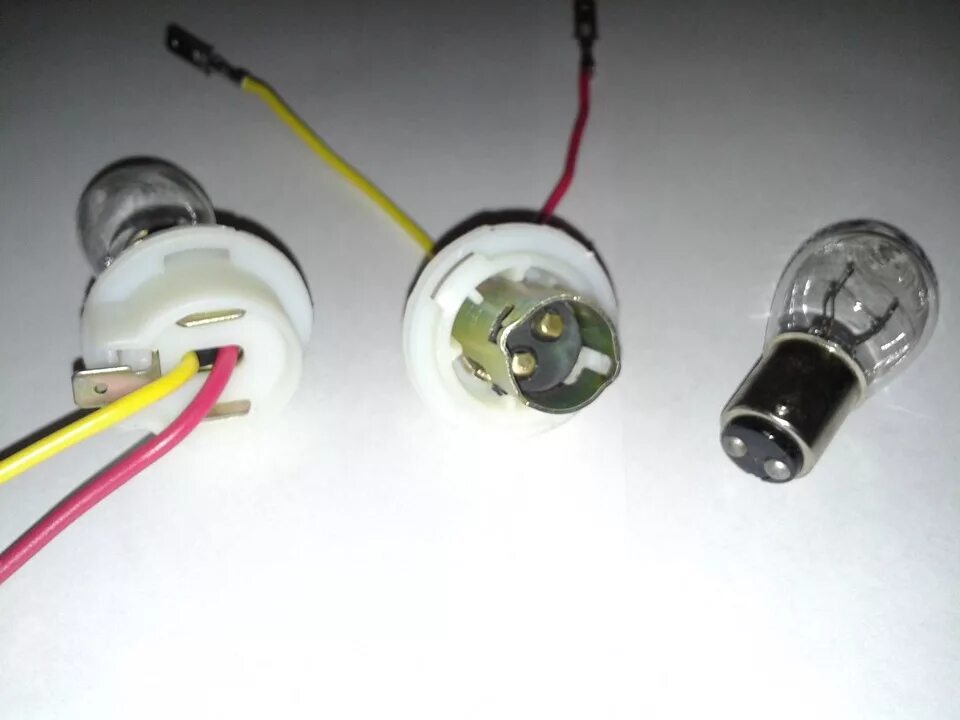 Патрон заднего фонаря газ 3110. Патрон лампы заднего фонаря ваз 2105. Цоколь поворотника приора 2. Патрон заднего поворотника honda dio 27. Цоколь заднего фонаря.