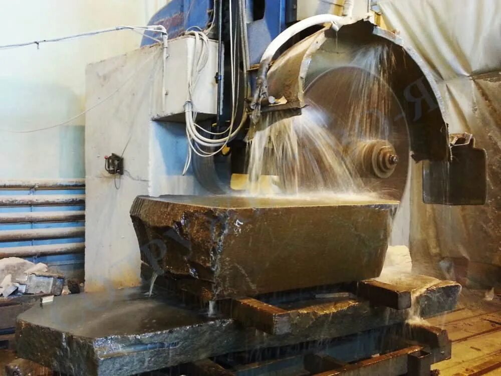 Техники обработки камня. Резка натурального камня. Цех по обработке камня. Пиление камня. Обработка мрамора.