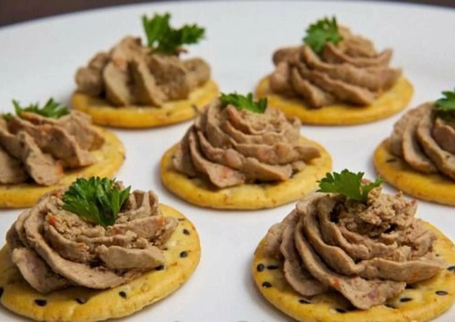 Фингер фуд с паштетом из куриной печени