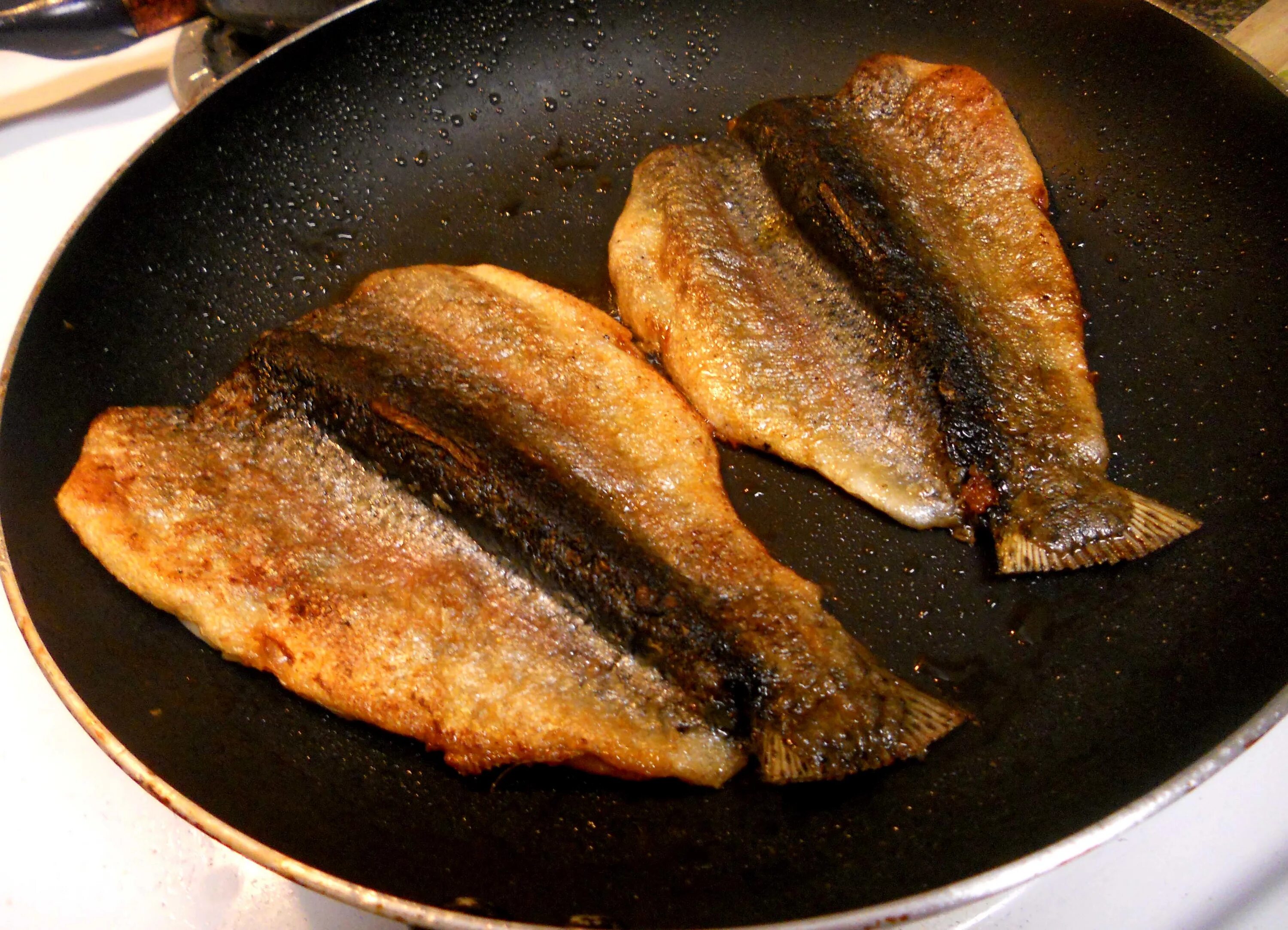Жареная рыба на тарелке. Рыба на сковороде. Жареная рыба на сковородке. Жареная рыбка. Как пожарить воду на сковороде