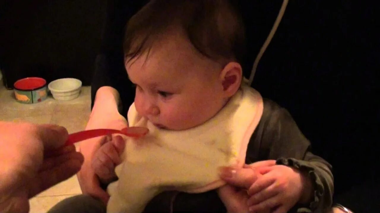 Spoon feeding spitting. Мама кормит малыша. Мама кормит ребенка завтраком. Ив кормление ребенка. Мама кормит малыша.