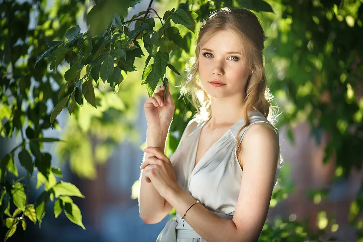 Портрет качества. Фотопортрет на природе. Фон для портрета зелень. Портретная фотосессия на природе. Портретная съемка на природе.