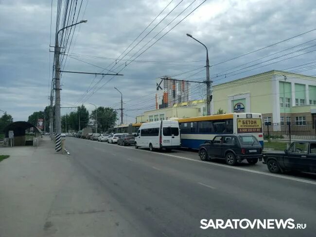 Саратов пробки на мосту. Пробка перед мостом Саратов Энгельс сейчас. Саратов мост. Перед мостом.