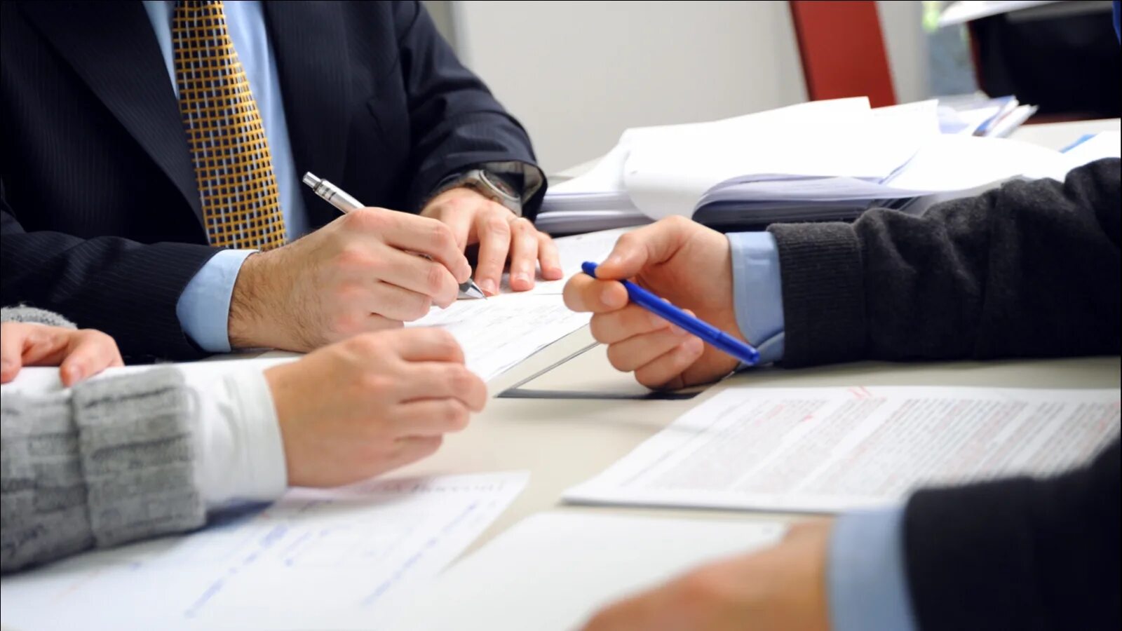 Договор. Срочный выкуп недвижимости. Заключение сделки. Благодарность клиентам стоковые фото. Государственная регистрация прав на недвижимость.