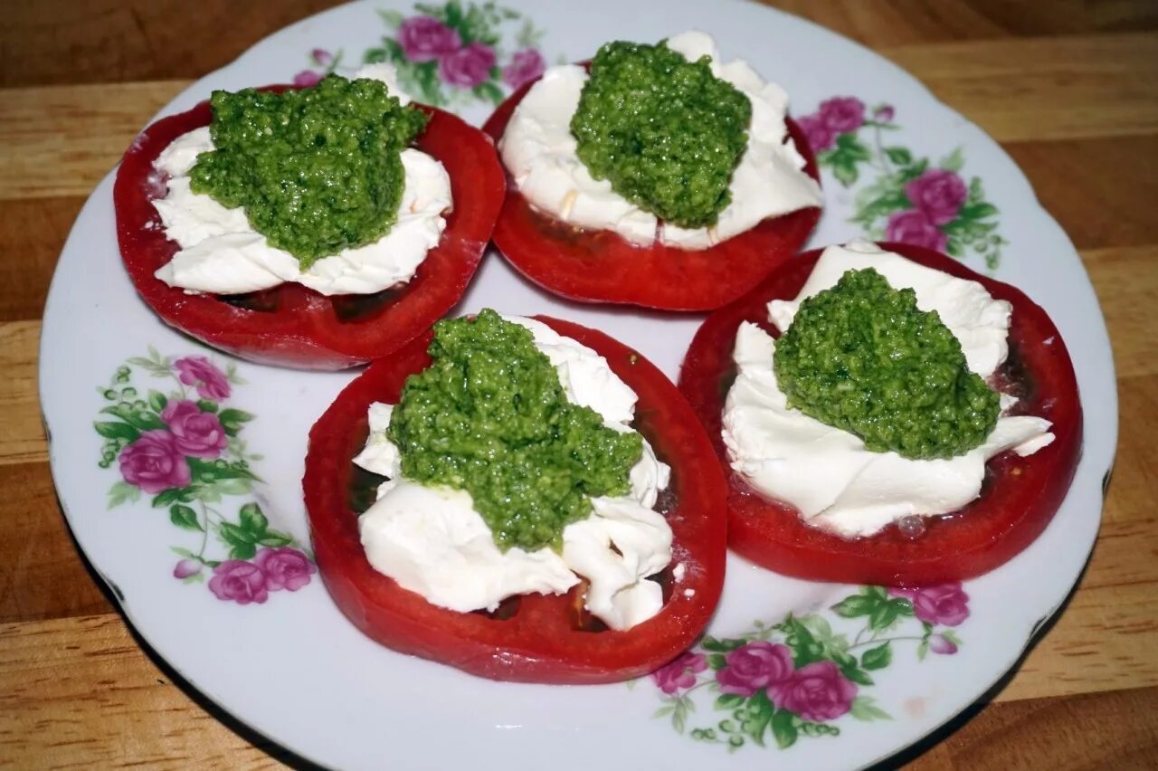Закуска с песто. Веганская закуска. Закуски с песто. Канапе капрезе. Закуски на хлебцах.