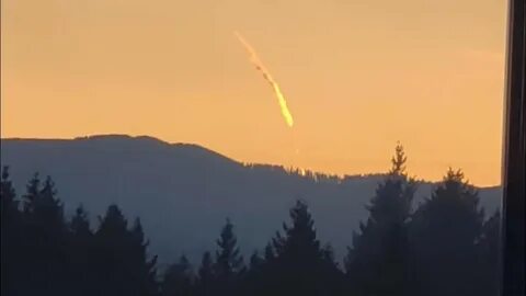 Яркий огненный шар на небе образовавшийся