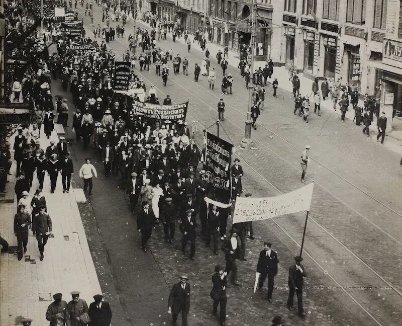 Демонстрация в Петрограде 1917. Июльская демонстрация в Петрограде в 1917 году. Митинг Большевиков июль 1917. Массовая демонстрация в петрограде