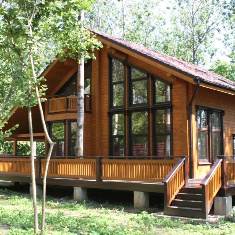 каркасный дом на винтовых сваях. каркасный дом на сваях под ключ. норвегия tyin tegnestue. современный деревянный дом. ключ дома на сваях.