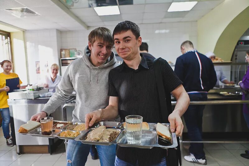 Студенты в столовой. Обед в студенческой столовой. Столовая для студентов. Школьные столовые. Студенты в столовой.
