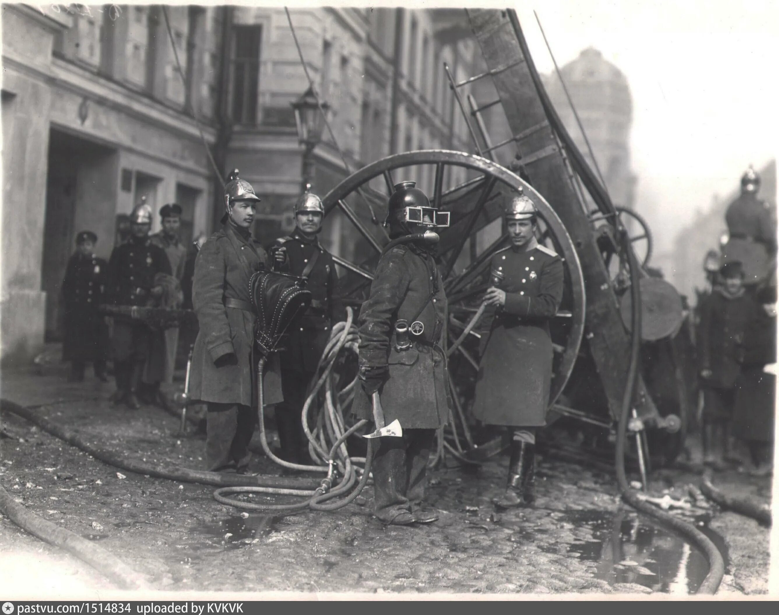 Когда появились пожарные в россии. Пожарная команда Царская Россия 1907. Пожарники 18 века в СПБ. Пожарная охрана Москвы, 1900 год. Пожарные 1900 год.