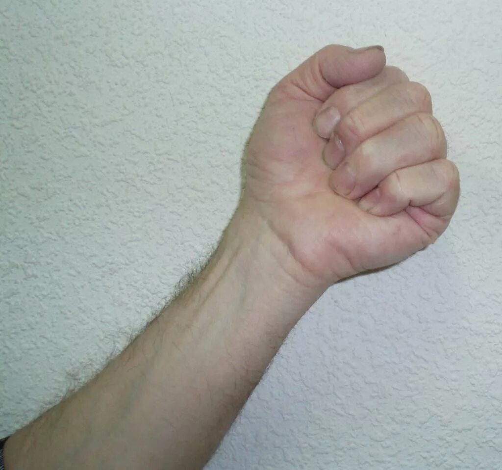 сломанный средний