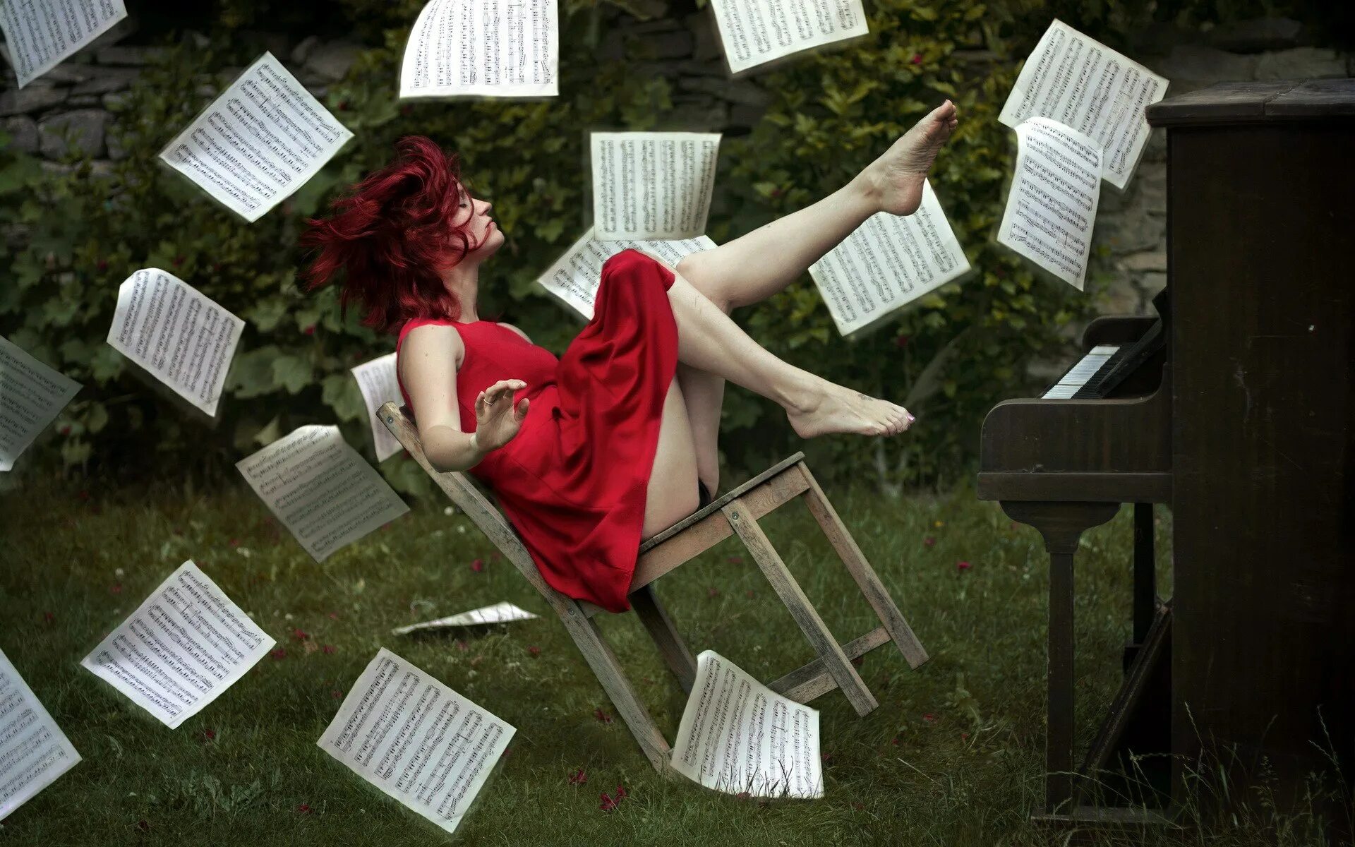 Девушка и пианино. Фотосессия с роялем. Девушка с книгой. Девушка на стуле с книгой. Музыка книга девочек