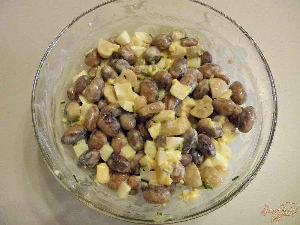 Сатас с фасолью и грибами. Салат из фасоли консервированной. Салат с фасолью и шампиньонами. Салат белый с фасолью грибами. Фасоль консервированная шампиньоны.