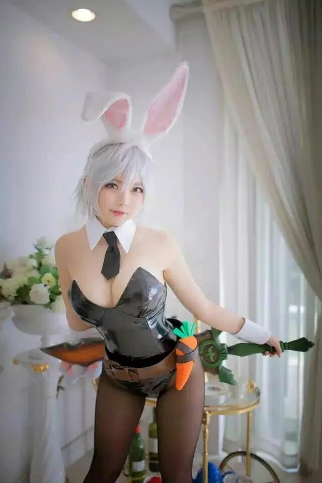 Rabbit cosplay. Ривен зайчик косплей. Боевой зайчик Ривен косплей. Косплей зайчик. Косплей кролика.