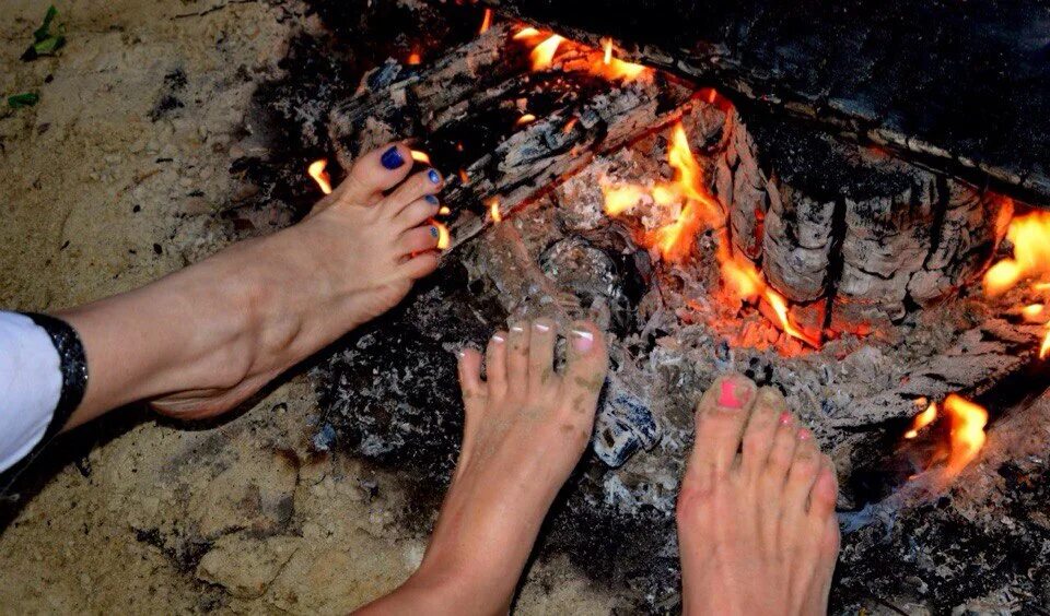Пытка ног девушки. Ноги в огне. Ноги у костра. Пламя на ноге. Босоногий туризм.
