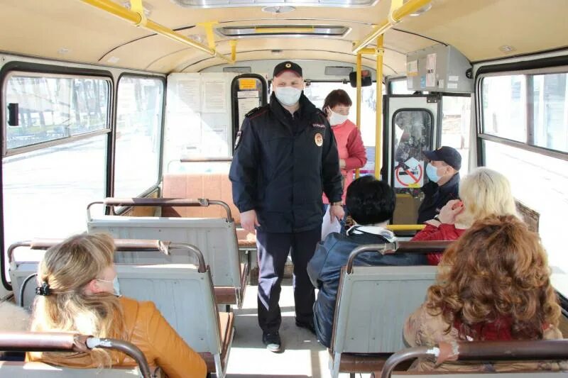 Пассажиры находящиеся в движущемся автобусе непроизвольно. Пассажиры общественного транспорта. рейды в транспорте. пассажиры в городском автобусе. без автобуса.