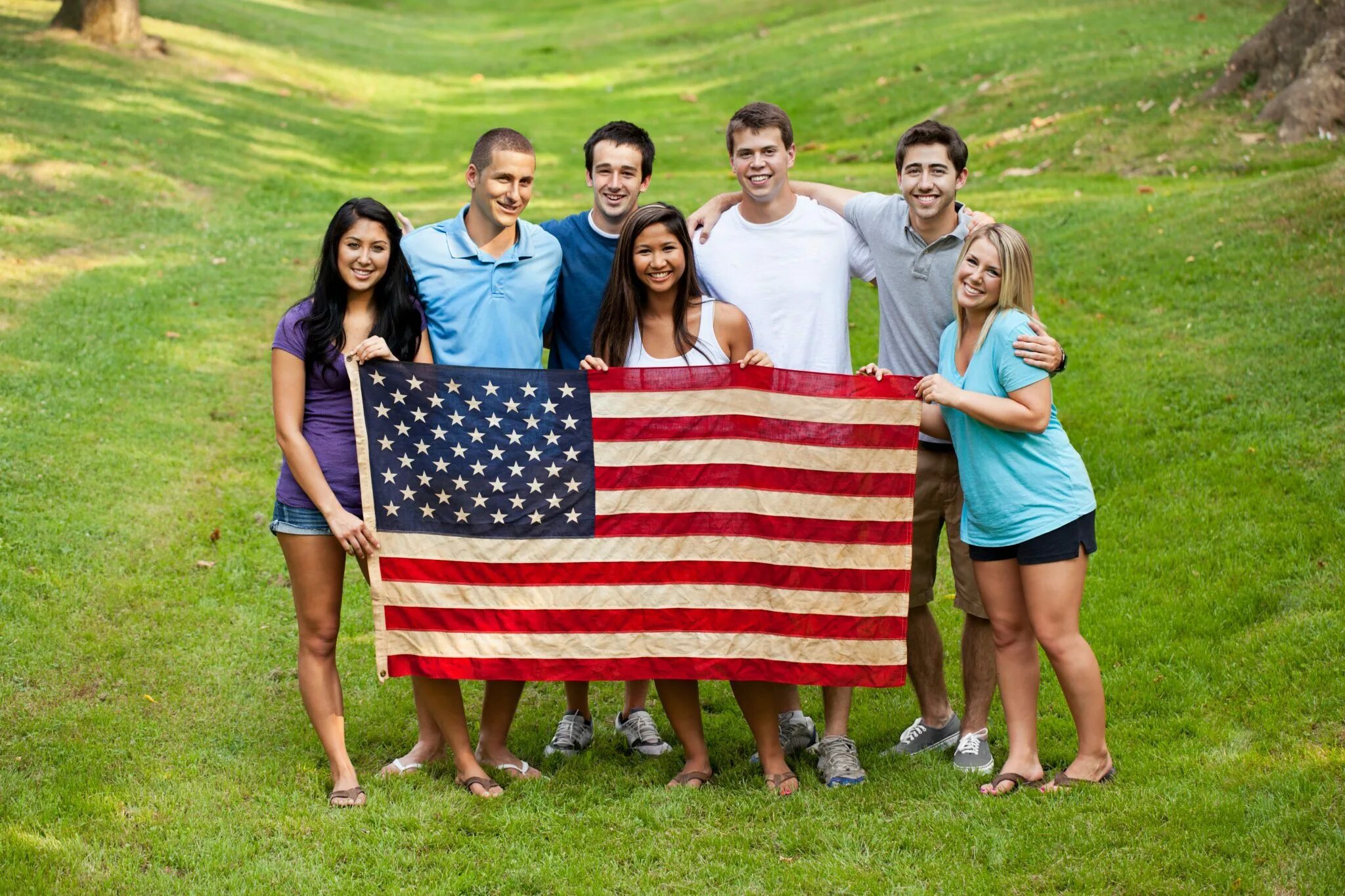 индейцы в лос-анджелесе. толпа с флагами. народы запада сша. американцы нация. американцы сша.