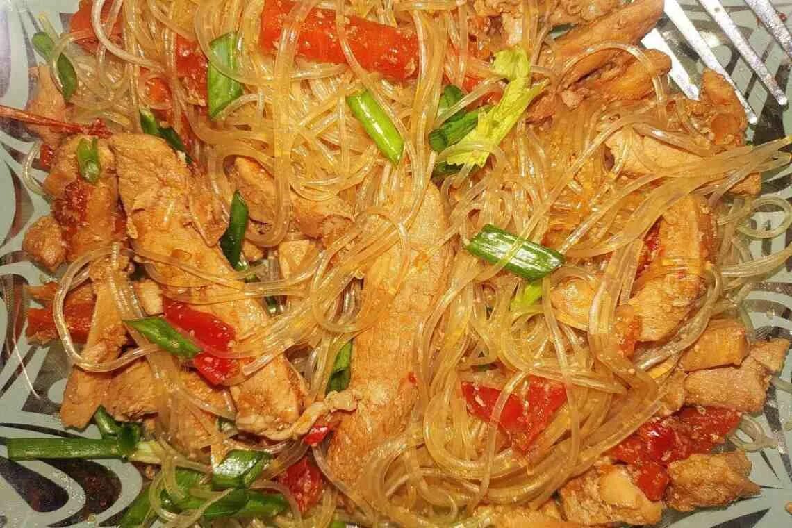 Фунчоза курица в соевом соусе на сковороде. Фунчоза ютай. фунчоза с овощами в соевом. фунчоза с мясом и овощами. фунчоза с наггетсами.