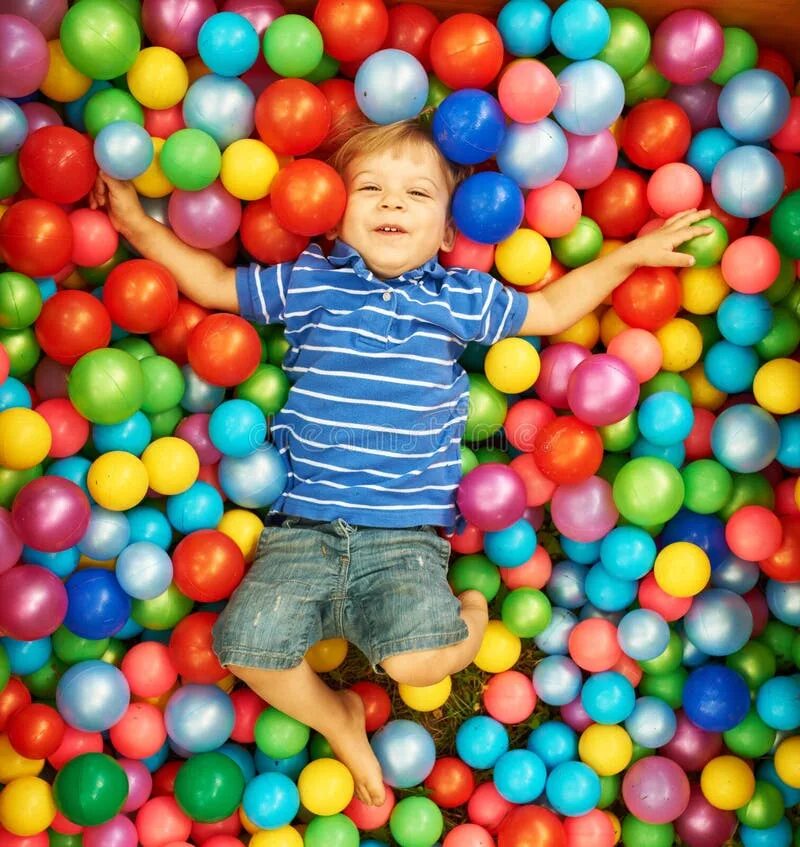 Шарами яма. Счастливые дети с шариками. Дети лежат в бассейне с шарами. Игры с шариками пластиковыми. Бросание разноцветными шариками.
