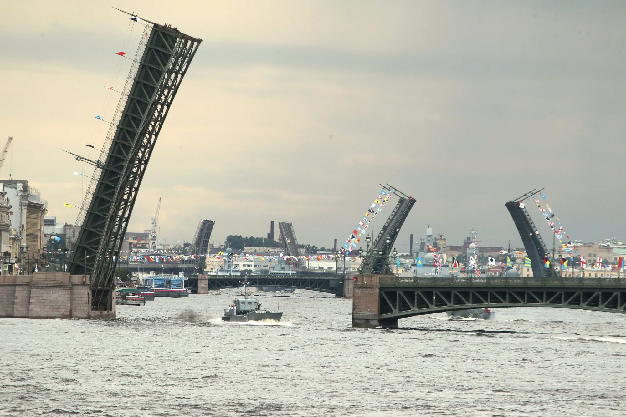 Сколько время в мостах. Разводные мосты в Париже. Питер день ВМФ вечером. Разводные мосты и военный корабль зимой. ВМФ Питер вечером с мостами.