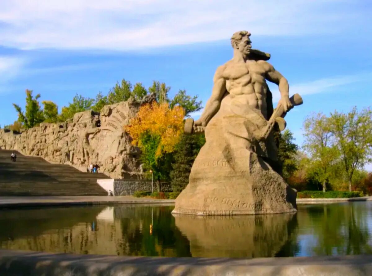 Памятник Мамаев Курган в Волгограде. Волгоград достромечательности. Мамаев Курган Набережные. Доспремичательности Волгограда. Биком волгоград