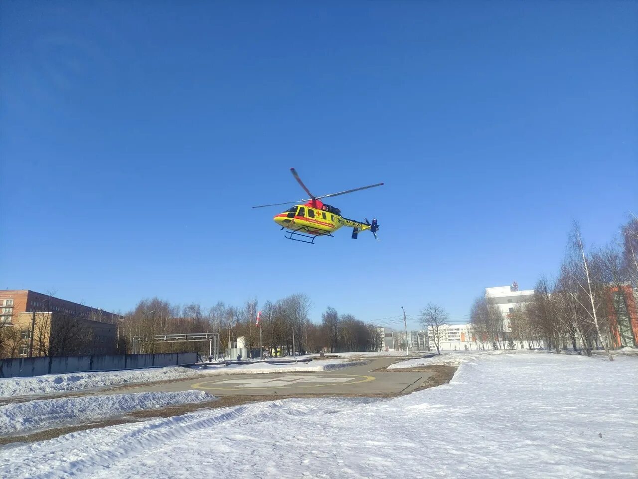 Вертолет над железногорском. Санавиация Чувашия вертолет. Вертолет санавиации Тула. Москва с вертолета. Вертолет на площади Мужества.