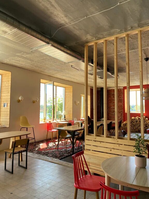 Лось и тролль сортавала отель. Тропа троллей карелия. Статуя лешего. Тролль сортавала. Кафе лось в сортавале.