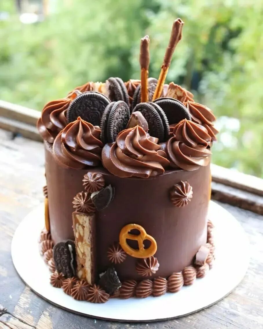 Шоколадный торт. Красивые торты. Украшение торта. Украшение торта сладостями. Красиво украшенные торты фото