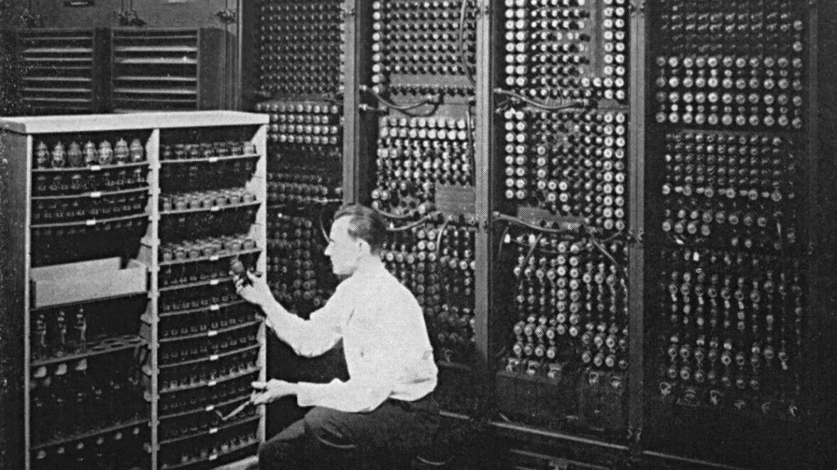 Языки 1 поколения. Eniac 1. Ламповая вычислительная машина 1943. Первое поколение ЭВМ — ламповые машины 50-х. Eniac первый компьютер.