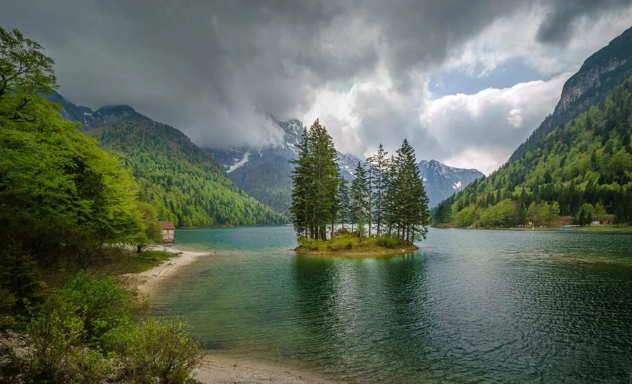 Фахверк швейцария горы озеро лес. Lago di carezza италия. Клёнтальское озеро швейцария. Озеро карецца. Lago fast.
