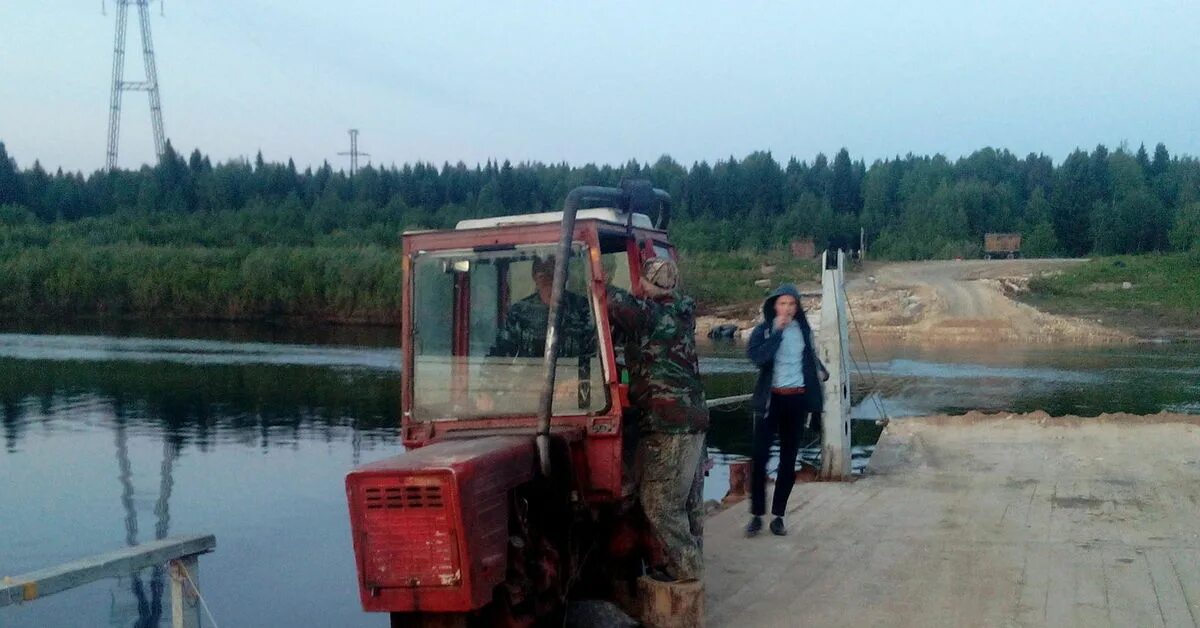 Самодельный паром. Паром из трактора. Паром через реку с трактором. Переправа через Пинегу.