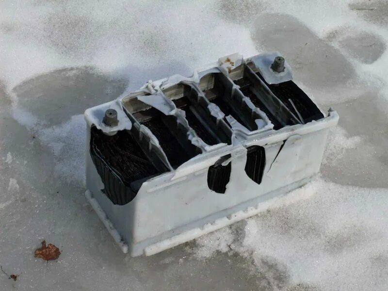взорвался автомобильный аккумулятор. сломанный аккумулятор. взорвался аккумулятор в авто. корпус для аккумулятора. сломанный аккумулятор.