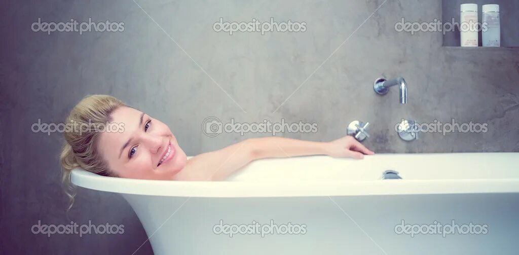 Принимаете ли ванну. Релаксинг в ванне. Гидромассаж блондинка. Влияние ванны на половое.