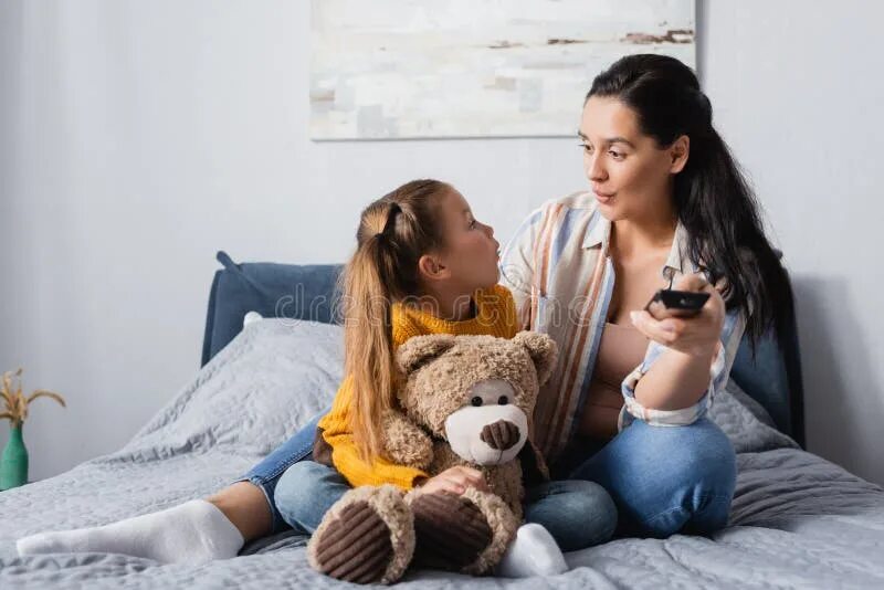 Мама возбудилась на дочь. Возбуждение мамы. Возбуждённые мамы. Mother and daughter watch TV in the Bedroom. Сильно возбужденные мамы