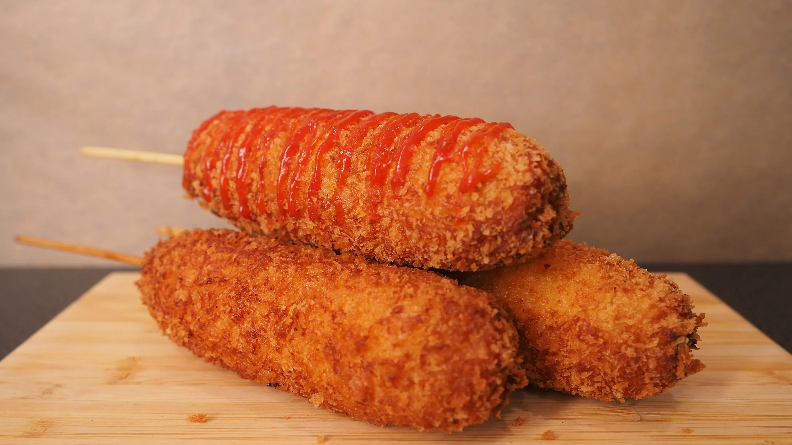 Корн-доги (сосиски в кукурузной муке). Фритюр для корн догов. Моцарелла корн дог. Нейл флетчер корн дог. Корн дог корейский.