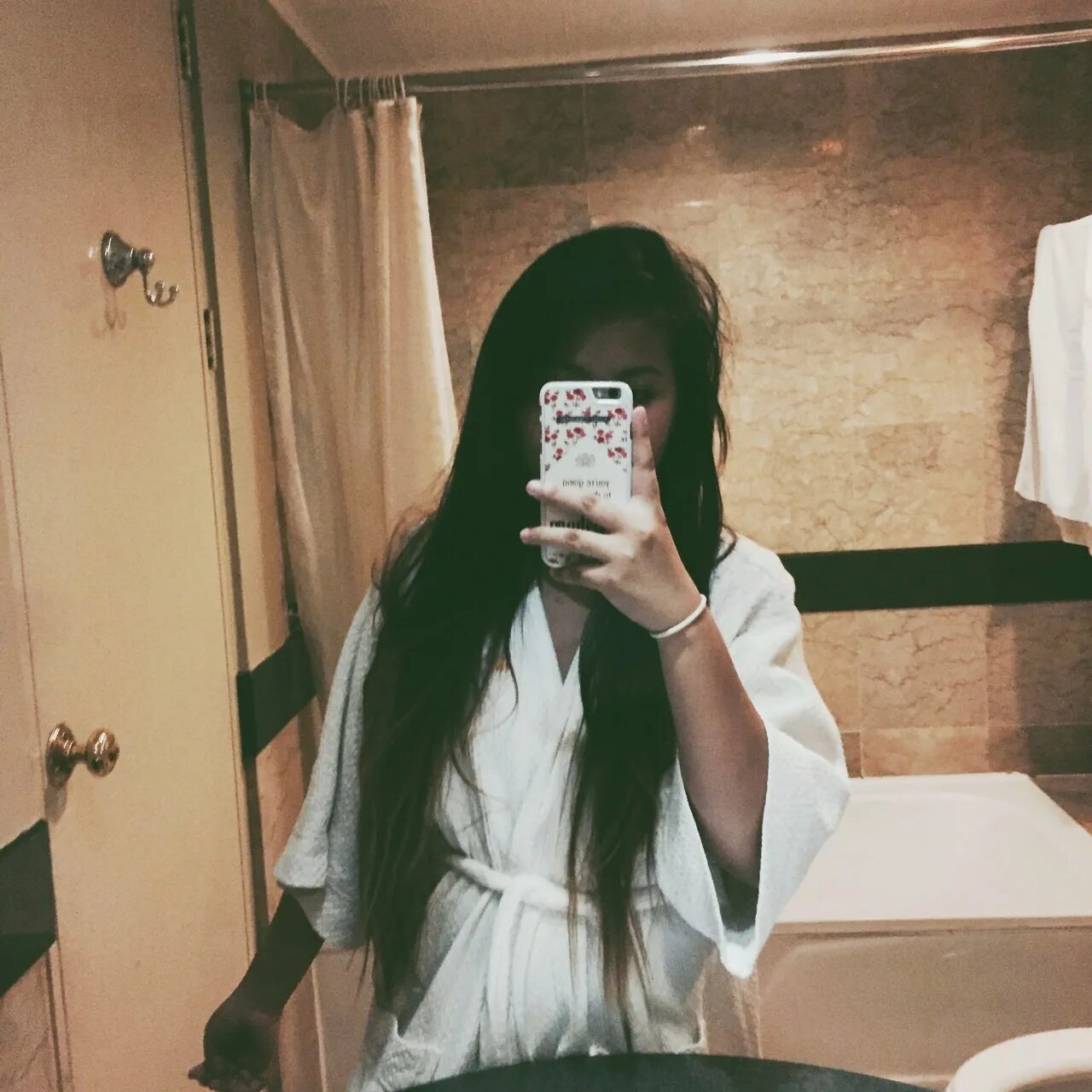 Фото девушек в ванной в зеркале. Девушка брюнетка в халате. девушка в халате у зеркала. девушка в халате в зеркале без лица. девушка в халате без лица в ванной.